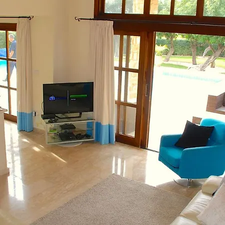3 Bedroom Paparouna With Private Pool, Aphrodite Hills فيلة
