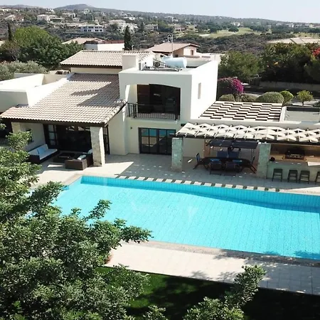 3 Bedroom Paparouna With Private Pool, Aphrodite Hills فيلة