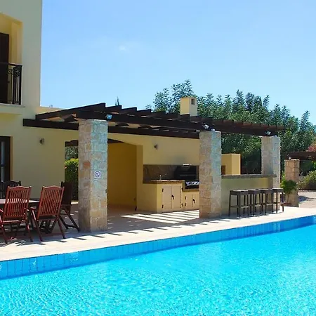 3 Bedroom Paparouna With Private Pool, Aphrodite Hills فيلة