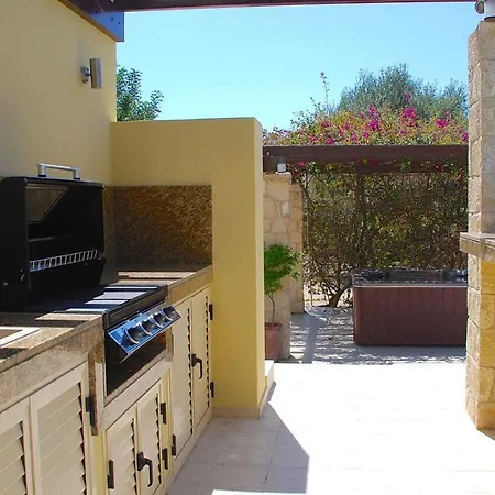 3 Bedroom Paparouna With Private Pool, Aphrodite Hills كوكليا